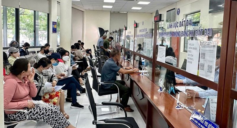 Dù thủ tục không thay đổi, song do tâm lý "lo xa" nên nhiều người ở Bà Rịa - Vũng Tàu đổ xô đi làm giấy tờ nhà đất.