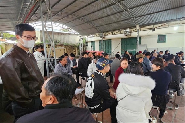 Dân xếp hàng từ 4 giờ sáng làm thủ tục đất đai