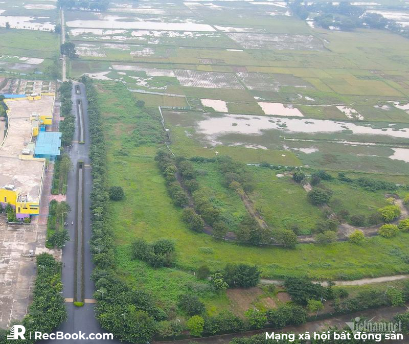 H&agrave; Nội vẫn c&ograve;n nhiều dự &aacute;n bỏ hoang, g&acirc;y l&atilde;ng ph&iacute; t&agrave;i nguy&ecirc;n đất đai (Ảnh: Hồng Khanh) 