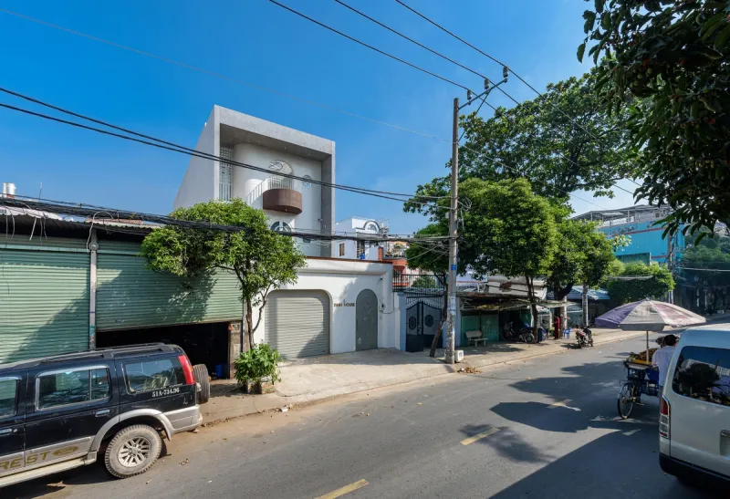 Nhà phố hơn 200 m2 lấy cảm hứng từ khe sáng giữa vách núi