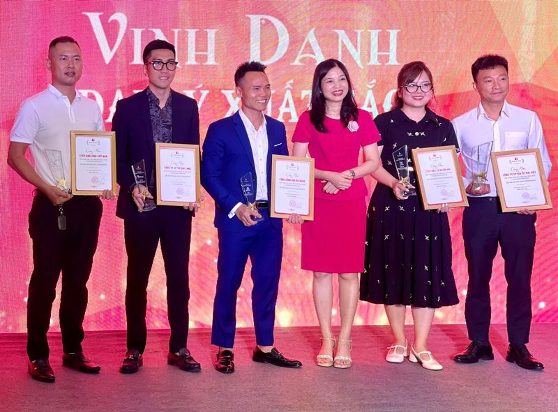 TOP 1 DOANH SỐ HOANG HUY COMMERCE 7 THÁNG ĐẦU NĂM 2024 MANG TÊN RECBOOK