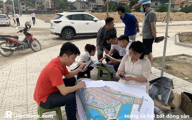 Lãi suất chạm đáy, nhà đầu tư bất động sản xuống tiền chờ đợi cơn “sốt đất” tiếp theo?