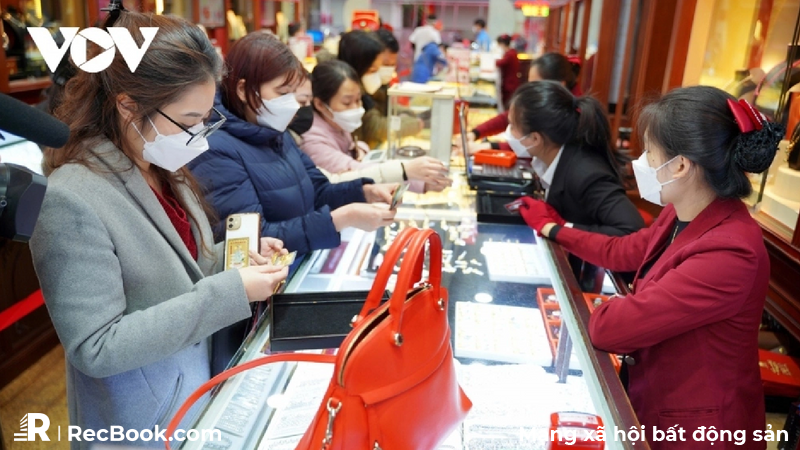 Làm gì để kinh tế 2024 bớt rủi ro với những cú sốc giá vàng