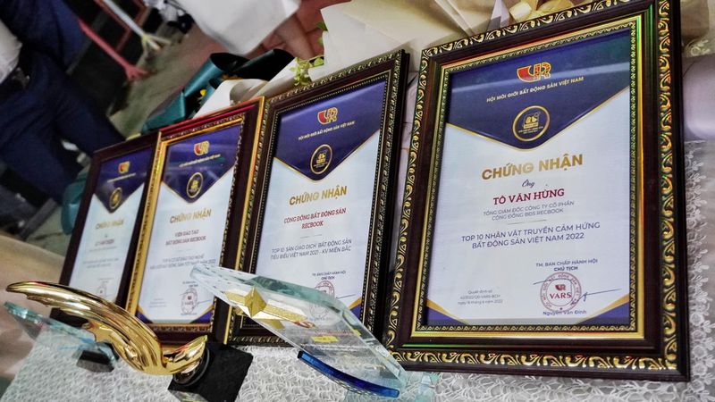 VARs vinh danh Sàn giao dịch, tổ chức và cá nhân tại “Ngày hội môi giới bất động sản Việt Nam 2022”
