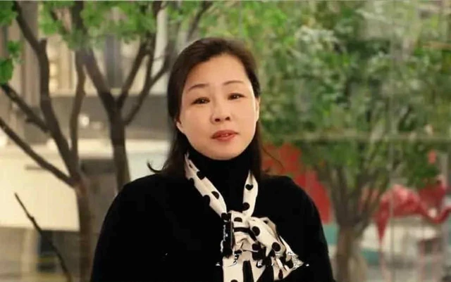 Nữ hoàng BĐS từng tuyên bố “tiền như có chân, tự chảy vào túi tôi”, 9 năm sau ôm nợ hơn 109 tỷ đồng, livestream than nghèo trong phòng trọ khiến ai cũng ngao ngán