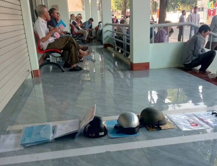 Lãnh đạo xã nói gì về việc người dân đặt nón bảo hiểm"xếp hàng" làm thủ tục hành chính?