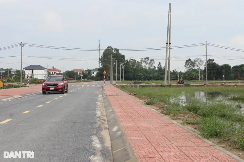 114 lô đất nông thôn lập kỷ lục về hồ sơ đăng ký đấu giá, ô tô kín đường