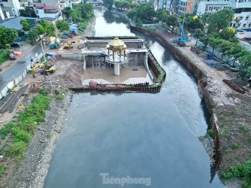 Đập tràn giữ nước có kiến trúc 'lạ mắt' đã hình thành trên sông Tô Lịch